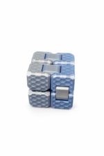Kostka Infinity Cube rozłożona w dłoni