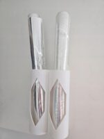 Dwie tuby z bliska – przez romby w ściankach widać rolkę folii aluminiowej i rolkę folii spożywczej